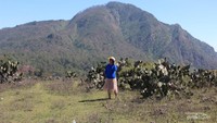 Gunung Lakaan berdiri gagah dilatarbelakang