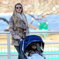 Gisele Bundchen tampil dengan gaya khas musim gugur mengenakan trench ciat, skinny jeans dan boots. Tak lupa kacamata hitam sebagai pelengkap gaya. Foto: GC Images/Stickman/Bauer-Griffin
