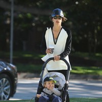 Alessandra Ambrosio vergaya monokrom dengan blouse oversized hitam-putih, topi baseball dan kacamata hitam. Sneakers berwarna senada membuat tampilan casual-nya terlihat nyaman. Foto: GC Images/Bauer-Griffin