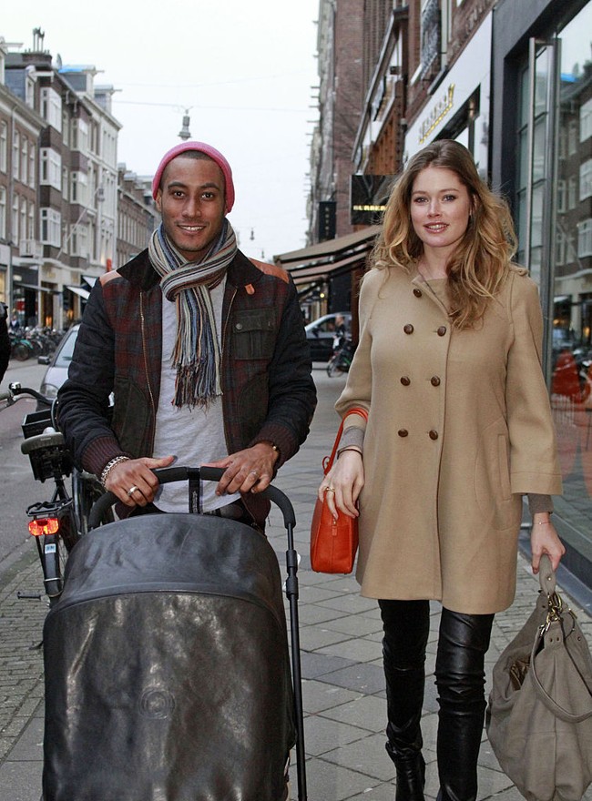 Doutzen Kroes ditemani sang suami berjalan-jalan di New York City, AS. Ia tampil casual sekaligus stulish dengan mantel warna Camel dan celana kulit hitam. Foto: GC Images/Bauer-Griffin