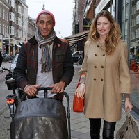 Doutzen Kroes ditemani sang suami berjalan-jalan di New York City, AS. Ia tampil casual sekaligus stulish dengan mantel warna Camel dan celana kulit hitam. Foto: GC Images/Bauer-Griffin