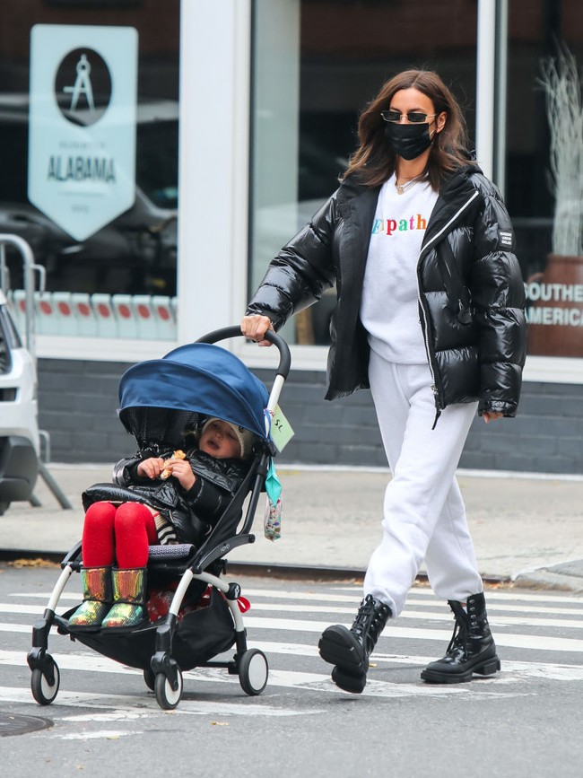 Irina Shayk tampil sporty sekaligus edgy mengenakan T-shirt, jogger, puffy jacket serta boots hitam. Foto: GC Images/Jose Perez/Bauer-Griffin