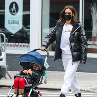 Irina Shayk tampil sporty sekaligus edgy mengenakan T-shirt, jogger, puffy jacket serta boots hitam. Foto: GC Images/Jose Perez/Bauer-Griffin