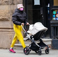 Gigi Hadid memilih tampilan ngejreng dengan setelan sweater kuning, sneakers warna fuchsia dan puffy jacket. Foto: GC Images/Gotham