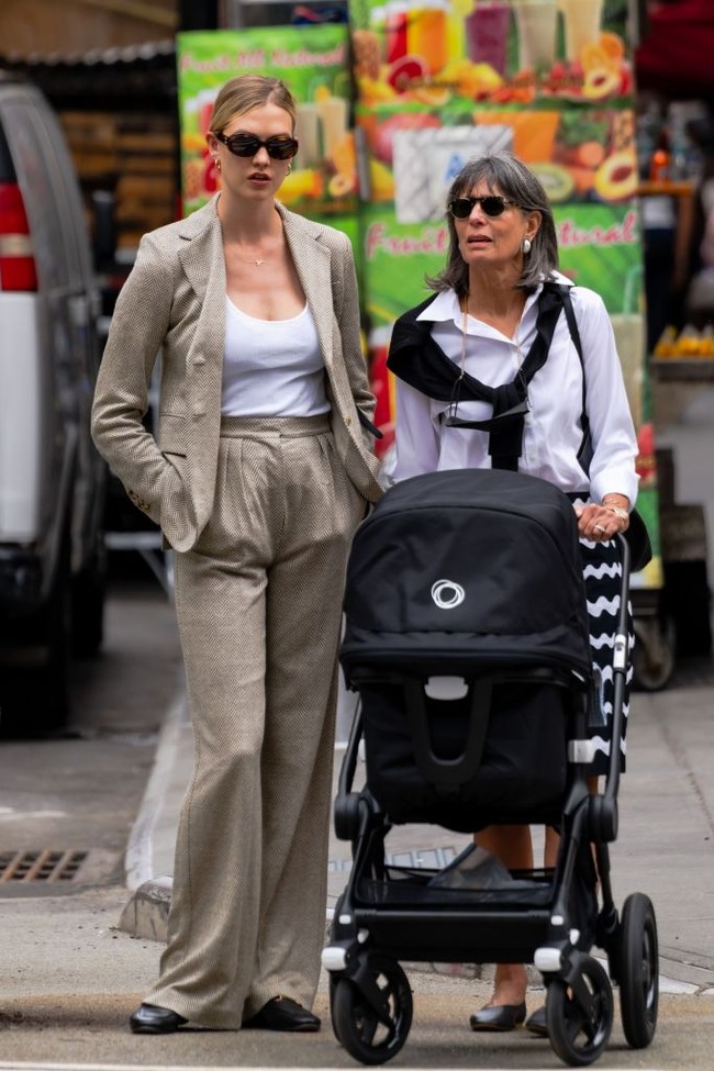 Karlie Kloss ditemani ibu mertua mengajak putra sulungnya berkeliling kota New York. Gaya tailoring dengan padanan jas, tanktop dan celana longgar memberi kesan chic. Foto: GC Images/Gotham