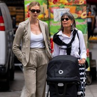 Karlie Kloss ditemani ibu mertua mengajak putra sulungnya berkeliling kota New York. Gaya tailoring dengan padanan jas, tanktop dan celana longgar memberi kesan chic. Foto: GC Images/Gotham