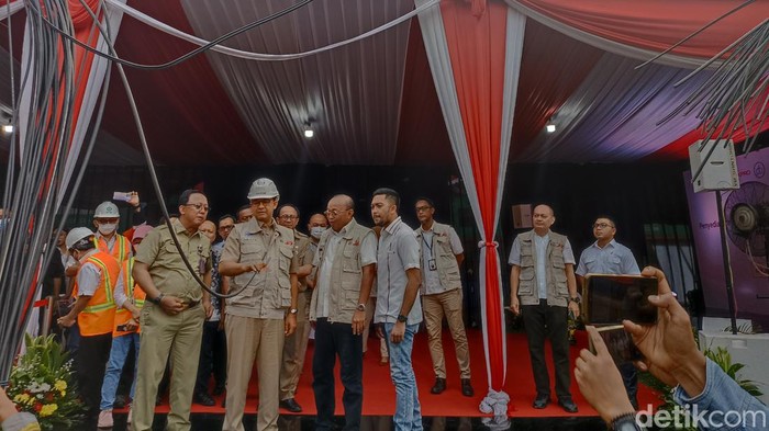Gubernur DKI Jakarta Anies Baswedan memimpin seremonial pemotongan mandiri kabel udara di Mampang Prapatan, Jaksel (Wildan Noviansah/detikcom)