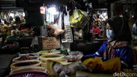Pedagang menata barang dagangannya di pasar Sukapura, Jakarta Utara. Walaupun belum terlalu signifikan, kenaikan harga pada sembako mulai terlihat.  