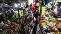 Suasana pasar sembako yang dipadati pembeli untuk kebutuhan dan konsumsi sehari-hari. Diketahui kenaikkan harga BBM resmi belaku sejak diumumkan pemerintah pada Sabtu (3/9/2022).  