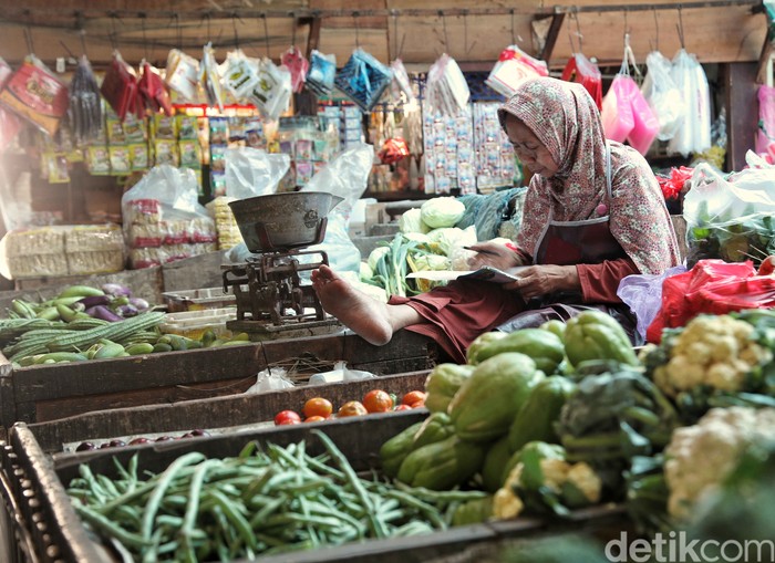 Sejumlah pedagang melayani pembeli di kawasan Pasar Sukapura Cilincing, Jakarta Utara, Senin (5/9). Menurut pedagang saat ini harga sembako mulai mengalami kenaikan harga.