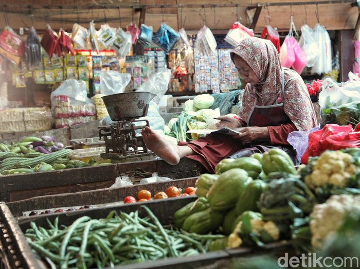 Sejumlah pedagang melayani pembeli di kawasan Pasar Sukapura Cilincing, Jakarta Utara, Senin (5/9). Menurut pedagang saat ini harga sembako mulai mengalami kenaikan harga.