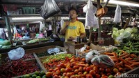 Pedagang sayuran di antara lapak yang harganya terus naik. Tomat naik dari Rp 8.000 menjadi Rp 14.000 per kg.  