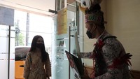 Sehubungan dengan pelaksanaan Hari Pelanggan Nasional, karyawan Bank Mega di seluruh kantor cabang dan kantor cabang pembantu sengaja memakai pakaian beragam tema guna memberikan pengalaman yang berbeda kepada para nasabah.