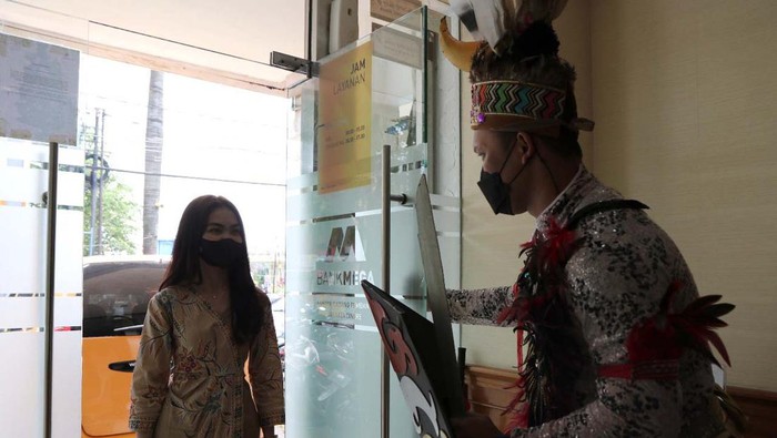 Bank Mega KCP Jakarta Cinere juga memperingati Hari Pelanggan Nasional (Harpelnas). Customer service melayani nasabah dengan mengenakan pakaian adat Suku Dayak.