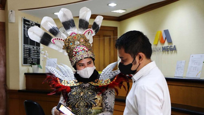 Harpelnas, Customer Service Bank Mega Berbaju Adat Dayak Bank Mega KCP Jakarta Cinere juga memperingati Hari Pelanggan Nasional (Harpelnas). Customer service melayani nasabah dengan mengenakan pakaian adat Suku Dayak.