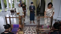 Ibu Iriana menunjukkan proses pembuatan kain tenun Baduy kepada Ibu Louise Araneta Marcos.