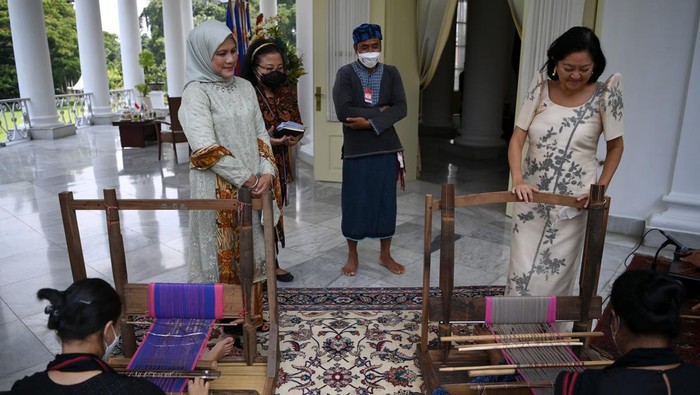 Ibu Negara Iriana Joko Widodo (kanan) bersama Ibu Negara Filipina Louise Araneta Marcos menikmati hidangan di Istana Kepresidenan Bogor, Jawa Barat, Senin (5/9/2022). Ibu Iriana Joko Widodo mengenalkan tenun Baduy kepada Ibu Negara Filipina Louise Araneta Marcos disela kunjungan kenegaraan di Istana Kepresidenan Bogor. ANTARA FOTO/POOL/Sigid Kurniawan/aww.