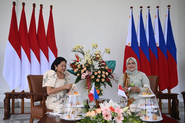 IBU NEGARA IRIANA JOKOWI KENALKAN TENUN BADUY Ibu Negara Iriana Joko Widodo (kanan) bersama Ibu Negara Filipina Louise Araneta Marcos menikmati hidangan di Istana Kepresidenan Bogor, Jawa Barat, Senin (5/9/2022). Ibu Iriana Joko Widodo mengenalkan tenun Baduy kepada Ibu Negara Filipina Louise Araneta Marcos disela kunjungan kenegaraan di Istana Kepresidenan Bogor. ANTARA FOTO/POOL/Sigid Kurniawan/aww.