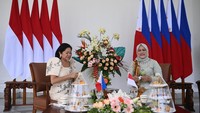 Ibu Negara Iriana Jokowi duduk bersama dengan Ibu Negara Filipina, Louise Araneta Marcos dan menikmati hidangan di Istana Kepresidenan Bogor, Jawa Barat, Senin (5/9/2022). Kedatangannya merupakan kunjungan pertama sejak Marcos Jr dilantik, akhir Juni lalu.