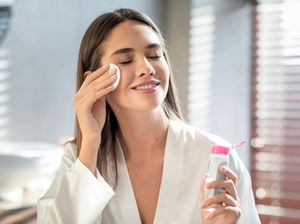 Beda Micellar Water dan Oil Cleanser, Pilih Mana untuk Kulit Berjerawat?