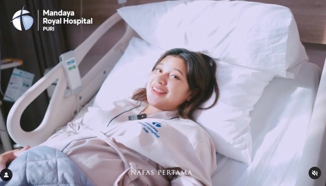 Dalam video Indah menerangkan jika dirinya sudah sempat diinduksi 1x24 jam. Namun karena satu dan lain hal, dokter menyarankan untuk melahirkan secara caesar. Foto: Instagram/@indahpermatas