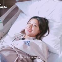 Dalam video Indah menerangkan jika dirinya sudah sempat diinduksi 1x24 jam. Namun karena satu dan lain hal, dokter menyarankan untuk melahirkan secara caesar. Foto: Instagram/@indahpermatas