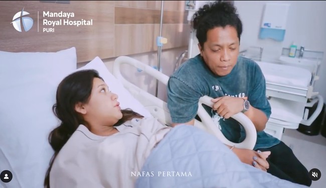 Selama proses melahirkan hingga sang anak terlahir ke dunia, sang suami, Arie Kriting tampak setia menemani istrinya. Keduanya pun terlihat sesekali bercanda dan tertawa bersama. Foto: Instagram/@indahpermatas