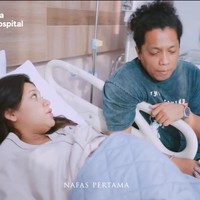 Selama proses melahirkan hingga sang anak terlahir ke dunia, sang suami, Arie Kriting tampak setia menemani istrinya. Keduanya pun terlihat sesekali bercanda dan tertawa bersama. Foto: Instagram/@indahpermatas