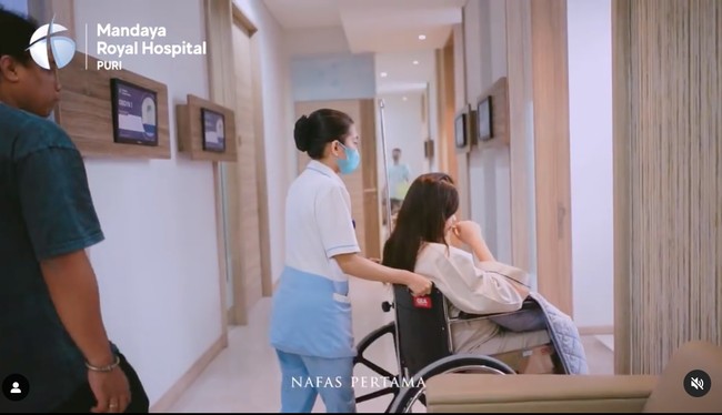 Menjelang proses persalinan, Indah tampak dibawa dengan kursi roda untuk melakukan pemeriksaan USG terlebih dahulu. Setelahnya barulah Indah siap untuk melakukan operasi caesar. Foto: Instagram/@indahpermatas