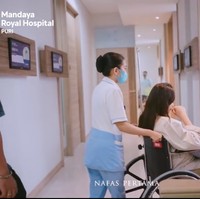 Menjelang proses persalinan, Indah tampak dibawa dengan kursi roda untuk melakukan pemeriksaan USG terlebih dahulu. Setelahnya barulah Indah siap untuk melakukan operasi caesar. Foto: Instagram/@indahpermatas