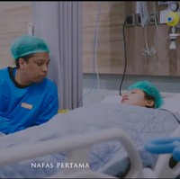 Dalam foto terlihat Indah dan suaminya yang sudah berganti pakaian dan siap menuju ke ruang operasi. Arie Kriting tampak setia menemani untuk memberikan dukungan kepada sang istri. Foto: Instagram/@indahpermatas