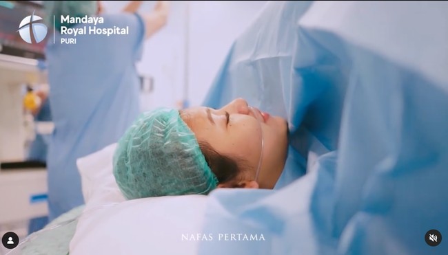 Indah Permatasari terlihat terharu ketika melihat sang anak sudah terlahir ke dunia. Proses persalinan Indah sendiri berlangsung di Mandaya Royal Hospital Puri. Foto: Instagram/@indahpermatas