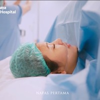 Indah Permatasari terlihat terharu ketika melihat sang anak sudah terlahir ke dunia. Proses persalinan Indah sendiri berlangsung di Mandaya Royal Hospital Puri. Foto: Instagram/@indahpermatas