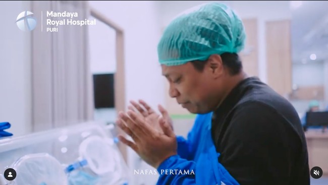 Tak hanya Indah, Arie pun sampai menangis terharu saat pertama kali melihat anaknya. Kini Indah dan Arie sudah resmi menjadi orangtua baru bagi anak pertama mereka. Foto: Instagram/@indahpermatas