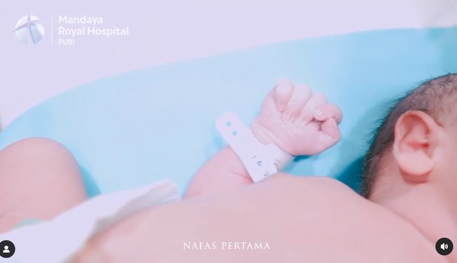 Melalui unggahannya, Indah mengucapkan terima kasih kepada orang-orang yang sudah mendoakannya. Ia juga meminta doa agar dirinya dan suami bisa menjadi orangtua yang baik bagi sang anak. Foto: Instagram/@indahpermatas