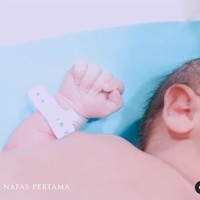 Melalui unggahannya, Indah mengucapkan terima kasih kepada orang-orang yang sudah mendoakannya. Ia juga meminta doa agar dirinya dan suami bisa menjadi orangtua yang baik bagi sang anak. Foto: Instagram/@indahpermatas
