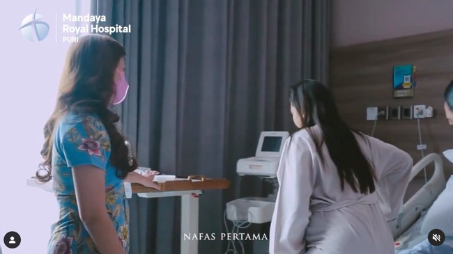 Indah Permatasari baru saja melahirkan anak pertamanya bersama Arie Kriting pada 1 September 2022. Melalui akun Instagram miliknya, Indah tampak membagikan video momen-momen persalinannya. Foto: Instagram/@indahpermatas