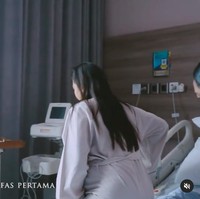 Indah Permatasari baru saja melahirkan anak pertamanya bersama Arie Kriting pada 1 September 2022. Melalui akun Instagram miliknya, Indah tampak membagikan video momen-momen persalinannya. Foto: Instagram/@indahpermatas