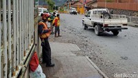 Untuk makan, PTFI menyediakan makan gratis di salah satu bangunan mes karyawan. Namun ada jadwal makannya. Jika lewat dari jam itu, jangan harap dapat makanan.