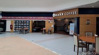 Tapi di Tembagapura juga ada tempat-tempat yang jual makanan. Selain itu ada juga supermarket hingga coffee shop ternama seperti Maxx Coffee.