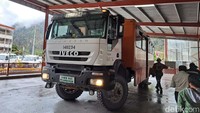 Untuk kendaraan, PTFI menyediakan sebuah bus anti peluru yang sebenarnya dimodifikasi dari kendaraan besar. Bus anti peluru ini juga menjadi satu-satunya kendaraan umum yang bisa digunakan untuk karyawan PTFI pergi dari Timika ke Tembagapura.