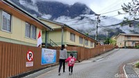 Tembagapura juga memiliki sekolah yang dikelola oleh Yayasan Pendidikan Jayawijaya (YPJ). Terlihat anak sekolah yang tengah berjalan di pagi hari di salah satu jalan Tembagapura.