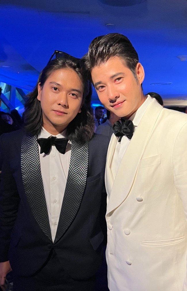 Gondrong tapi elegan, Iqbaal Ramadhan menata rambutnya dengan gaya sleek disisir ke belakang. Foto: dok. Instagram @iqbaal.e