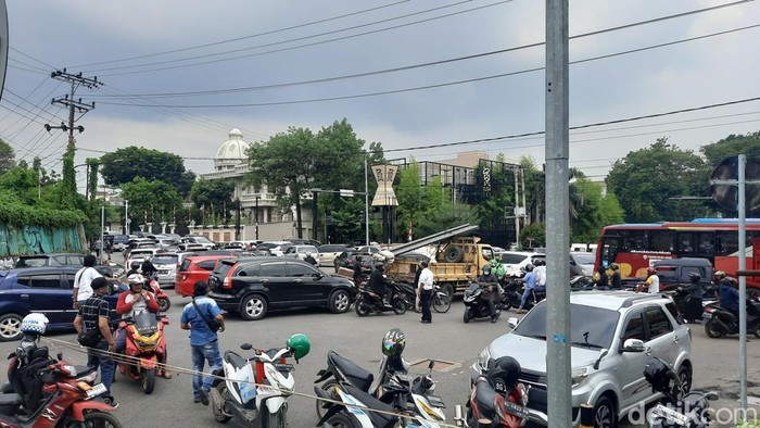 Jalanan Kota Palembang macet parah akibat adanya aksi penolakan kenaikan harga BBM di DPRD Sumsel. (Prima/detikSumut)