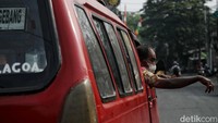 Sebuah angkutan perkotaan (angkot) menunggu penumpang di kawasan Pasar Sukapura Cilincing, Jakarta Utara,Senin (5/9/2022).  