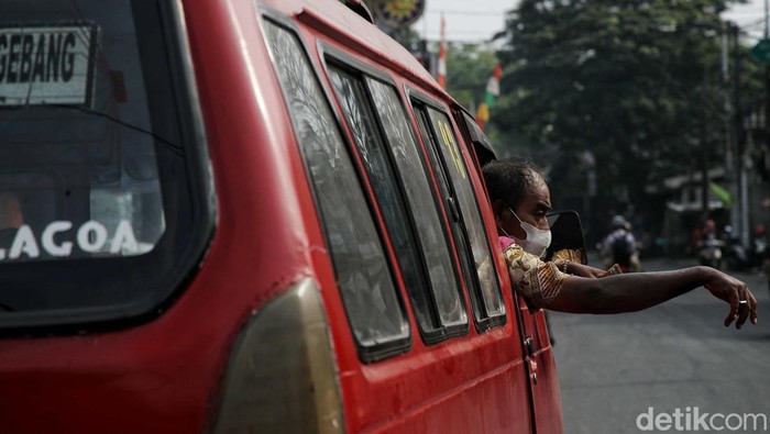 Jeritan Sopir Angkot Keluhkan Naiknya Harga BBM Sejumlah angkot menunggu penumpang di kawasan Pasar Sukapura Cilincing, Jakarta Utara,Senin (5/9/2022).
