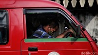 Salah satu sopir angkot mengeluhkan kenaikan tarif BBM Ini karena membuat angkot menjadi semakin sepi penumpang.  