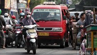 Angkot menembus kepadatan lalu lintas di Jakarta Utara. Harga Pertalite naik dari Rp 7.650 per liter menjadi Rp 10 ribu per liter.  