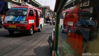Angkutan perkotaan melintas di kawasan padat penduduk di Jakarta Utara. Perlu diketahui pengumuman harga BBM naik ini justru bertepatan saat harga minyak mentah dunia mulai perlahan mengalami penurunan.  
