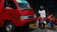 Penumpang bersiap naik angkutan perkotaan, di Jakarta Utara. Ongkos angkot bagi pelajar juga mengalami kenaikan harga.  